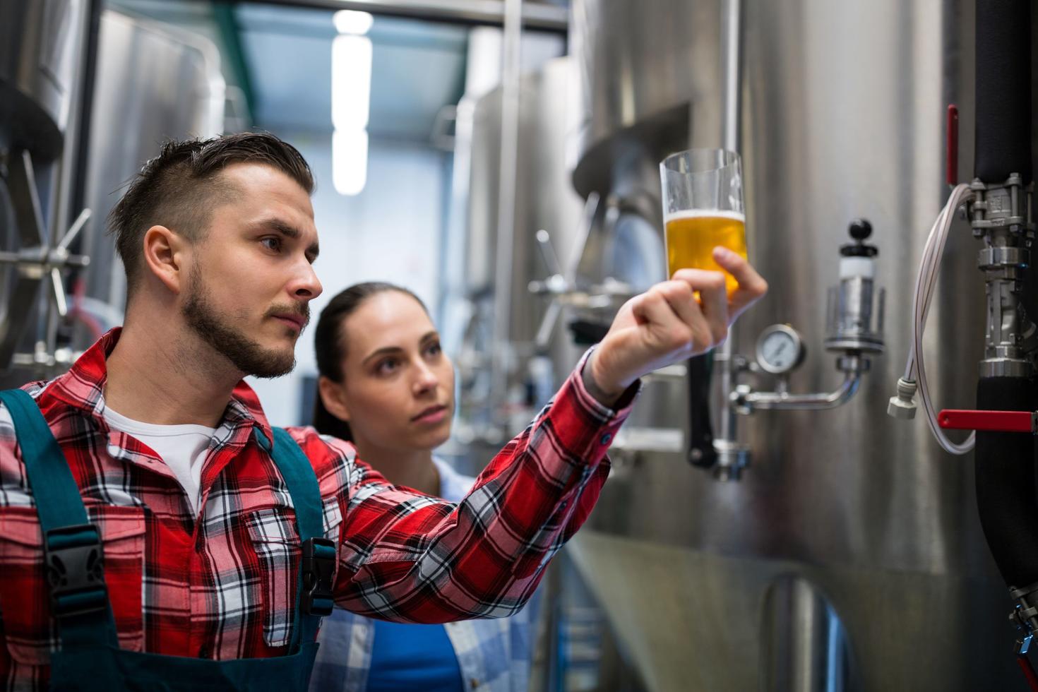 Deux personnes étudient une bière dans un laboratoire.