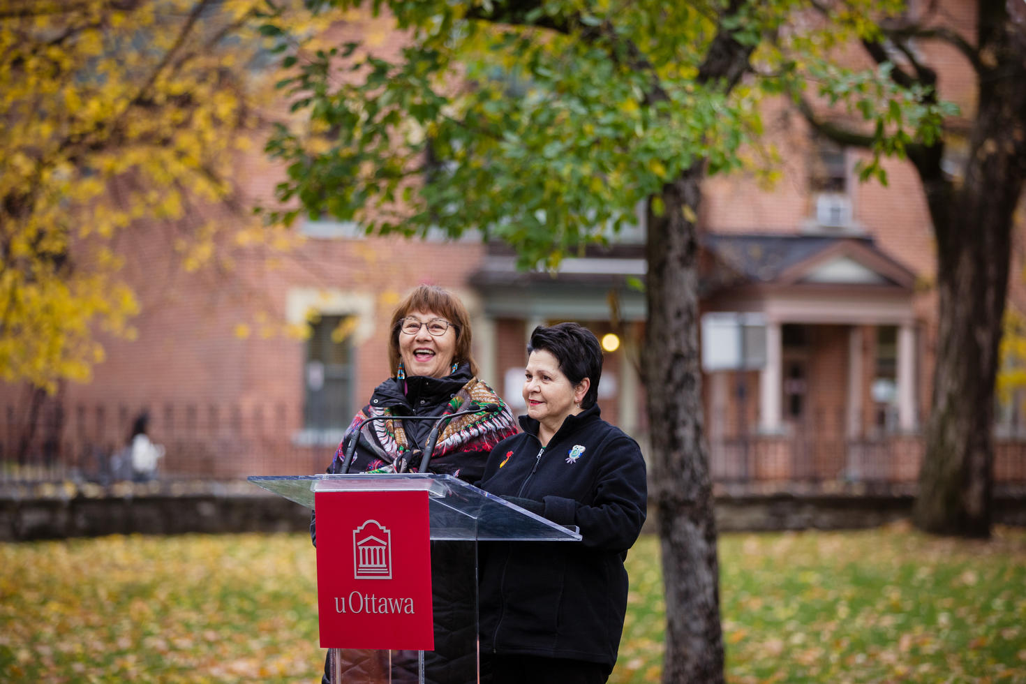 Claudette Commanda au dévoilement du monument autochtone de l'Université d'Ottawa.