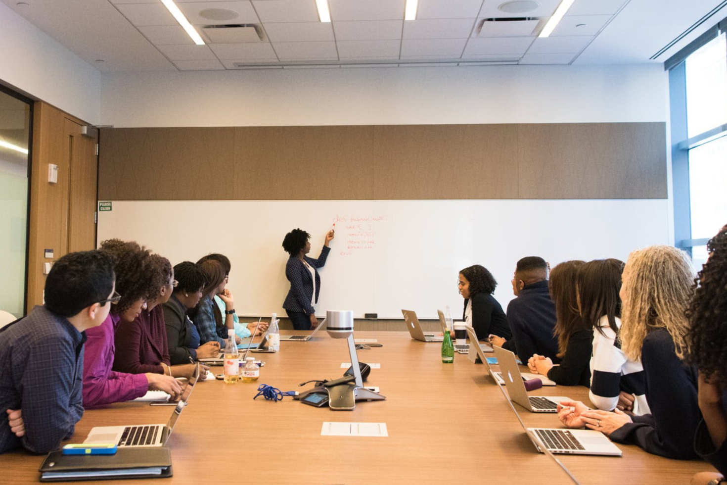 Membres de l'équipe animant une table ronde