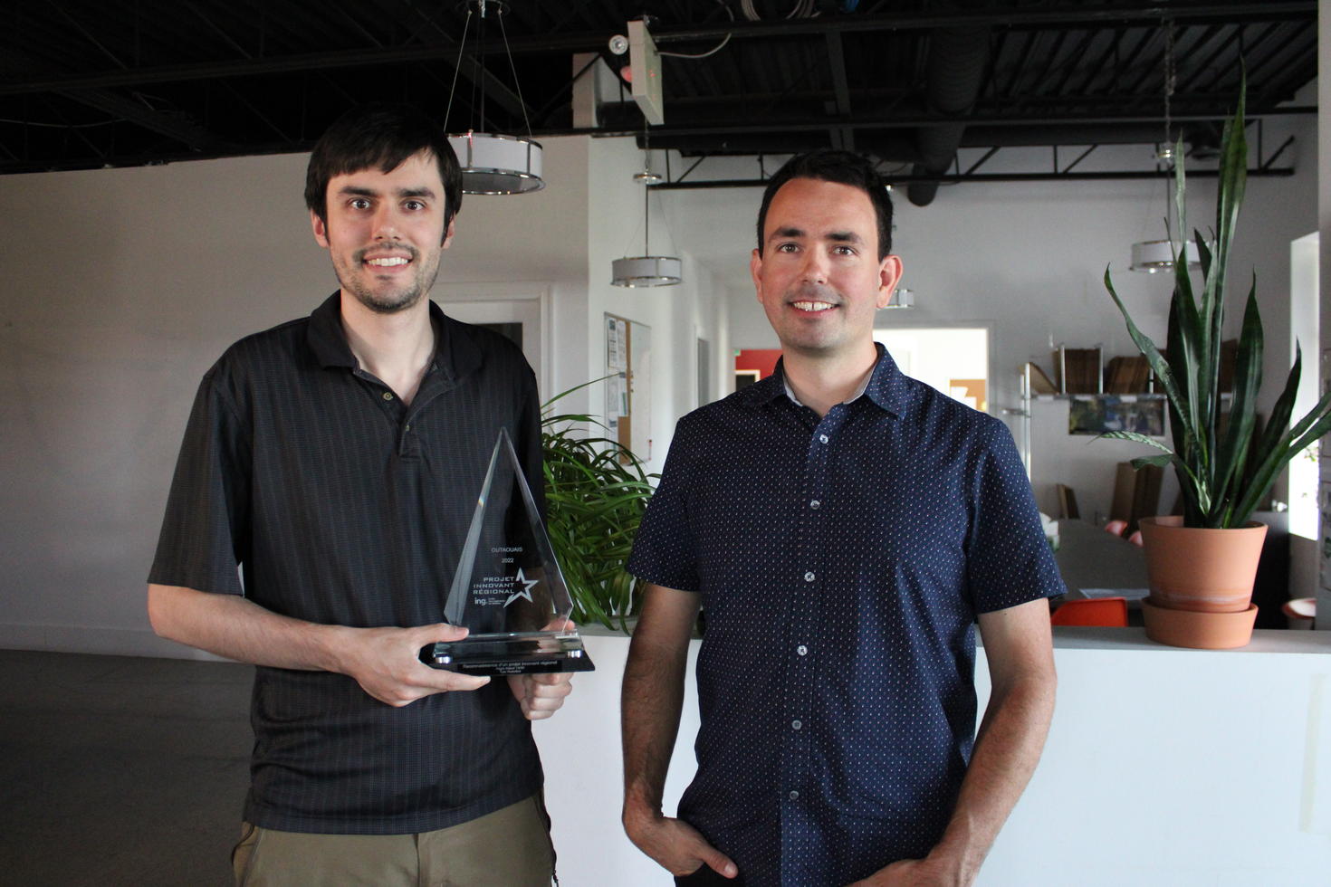 Charles Blouin et Dominic Robillard remettent le prix de l'innovation.