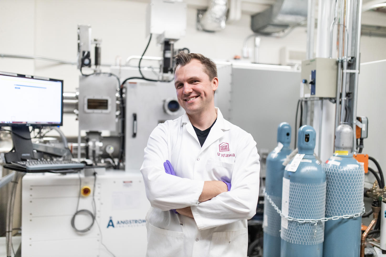 Le professeur Benoit Lessard dans son laboratoire