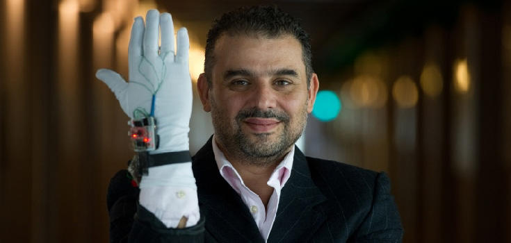 Le Dr El Saddik portant une technologie intelligente sur sa main