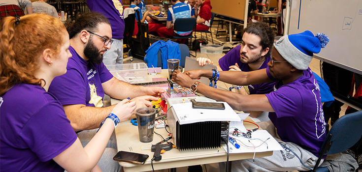 Les étudiants travaillent à la réparation des conceptions robotiques