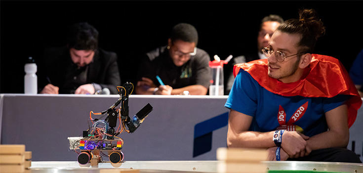 Un étudiant contrôle un prototype de robot