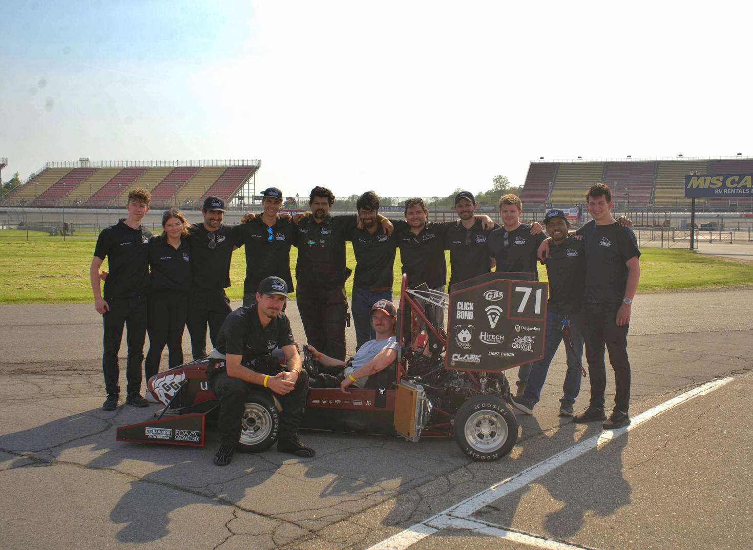 Les membres de l'équipe Formula uOttawa et leur voiture.