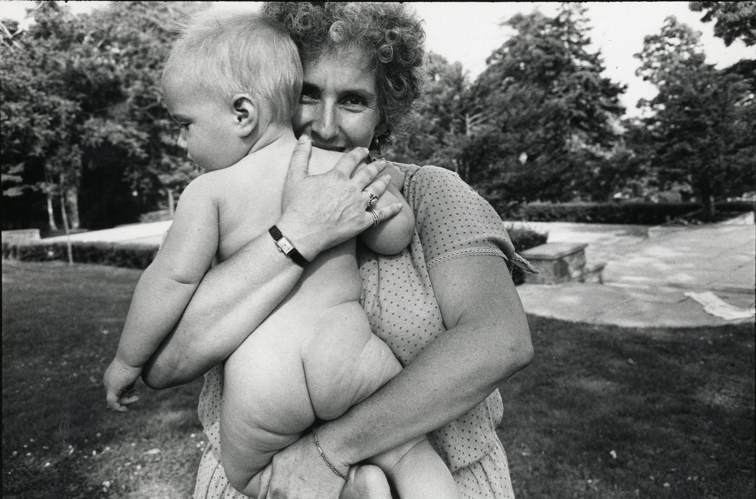 Une maman tenant un bébé