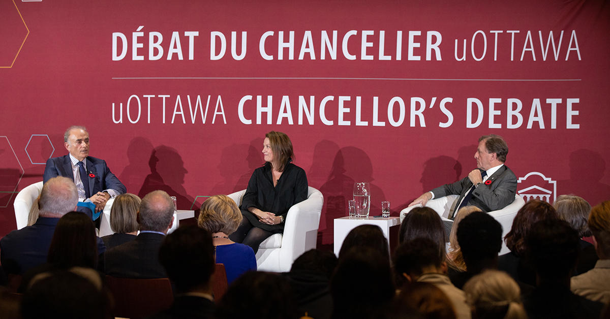 Des personnes sur scène lors du débat de la chancelière.
