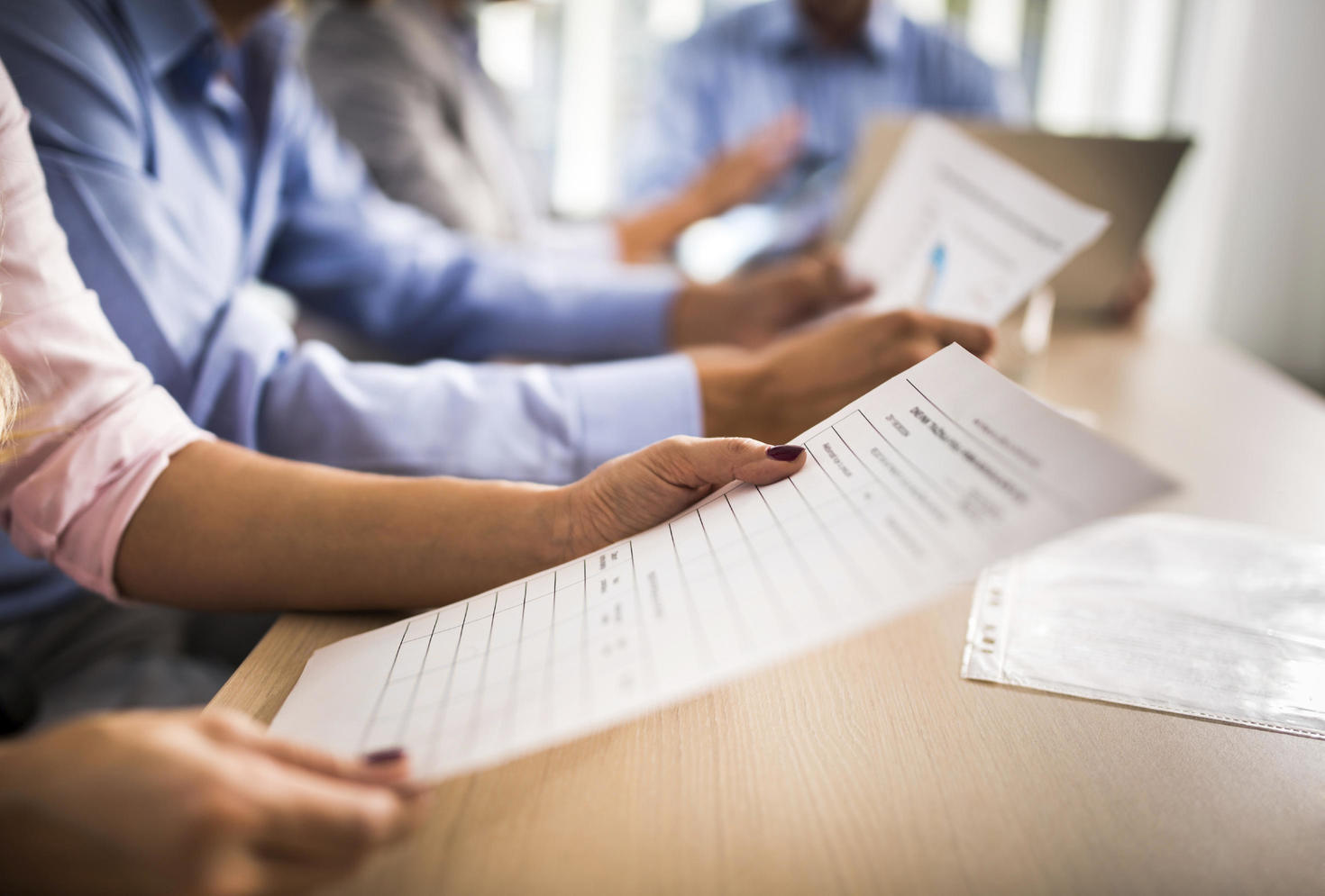 Personnes regardant des documents