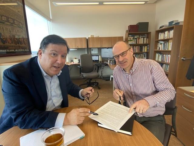 Professeur Meunier et Eric Chevaucherie assis pour une séance travail