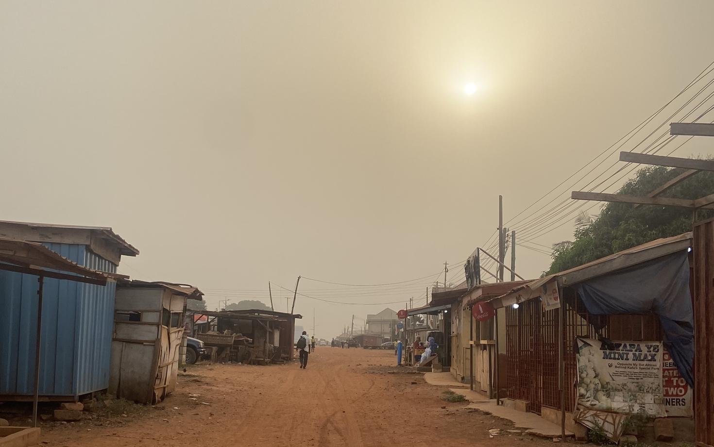 Ciel nuageux surplombant la rue ghanéenne