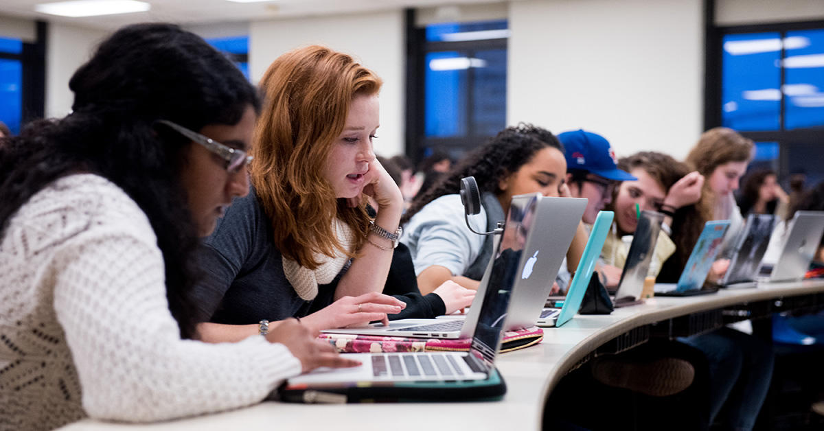 Des étudiants dans une salle de classe 