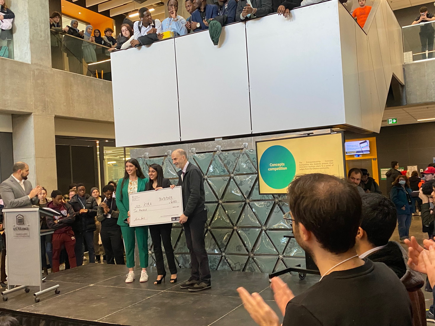 Kishita Rajesh Pakhrani recevant un chèque de 2 000 $ pour sa troisième place.