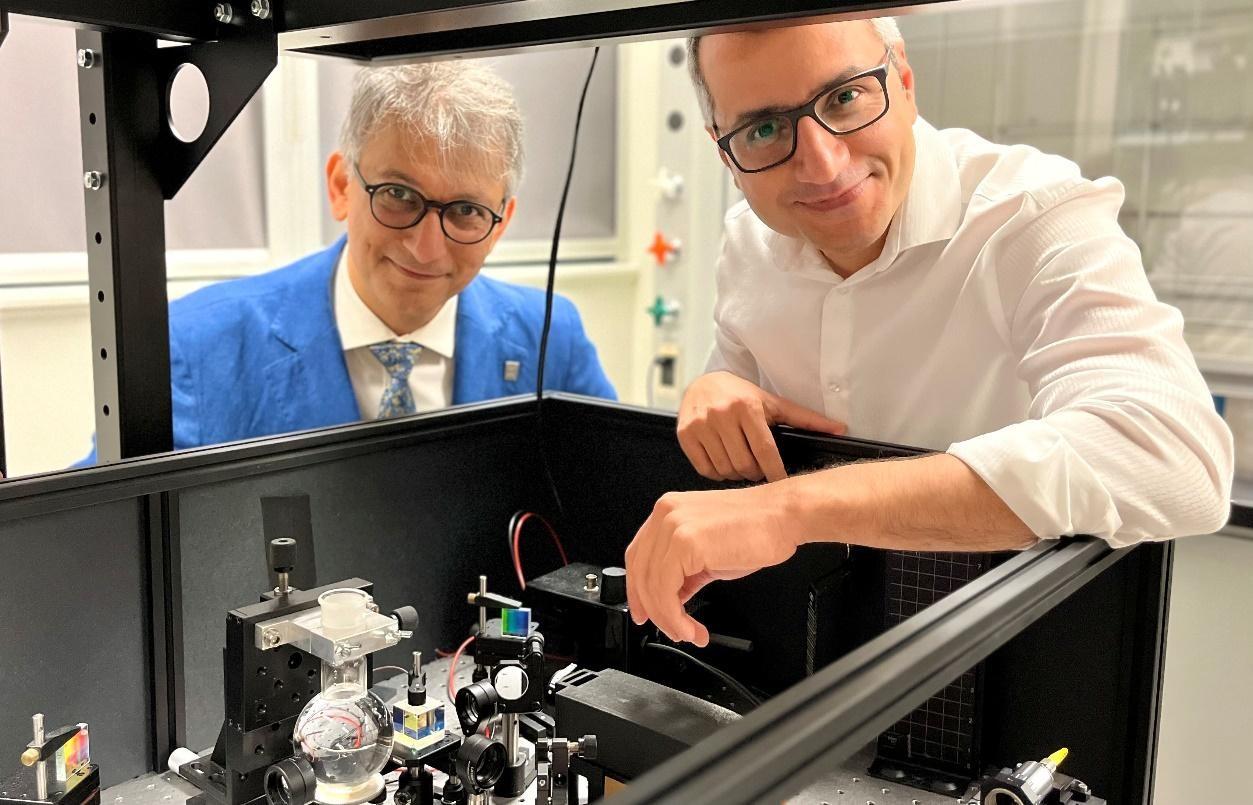 Le professeur Ebrahim Karimi et l'ancien stagiaire postdoctoral Mohammadreza Rezaee observent un dispositif de caractérisation de l'optique quantique par sonoluminescence.