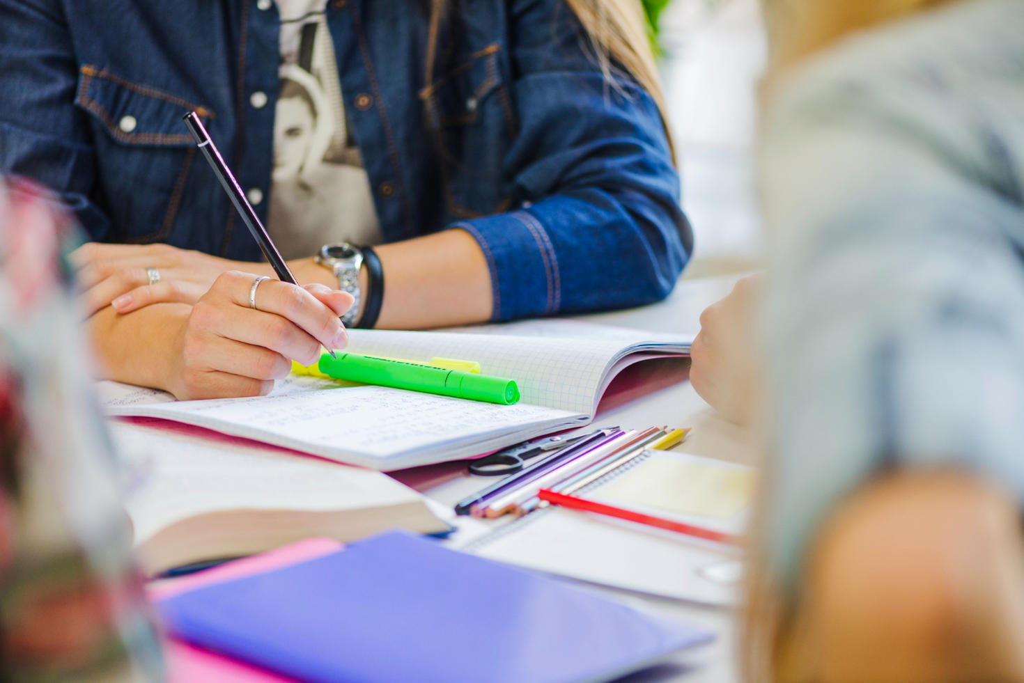 Une étudiante fait ses études