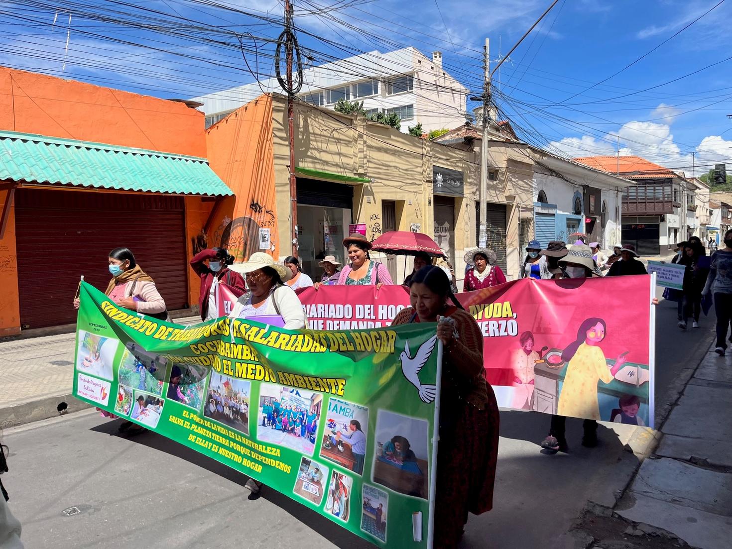  Femmes boliviennes défilant dans la rue en tenant des banderoles