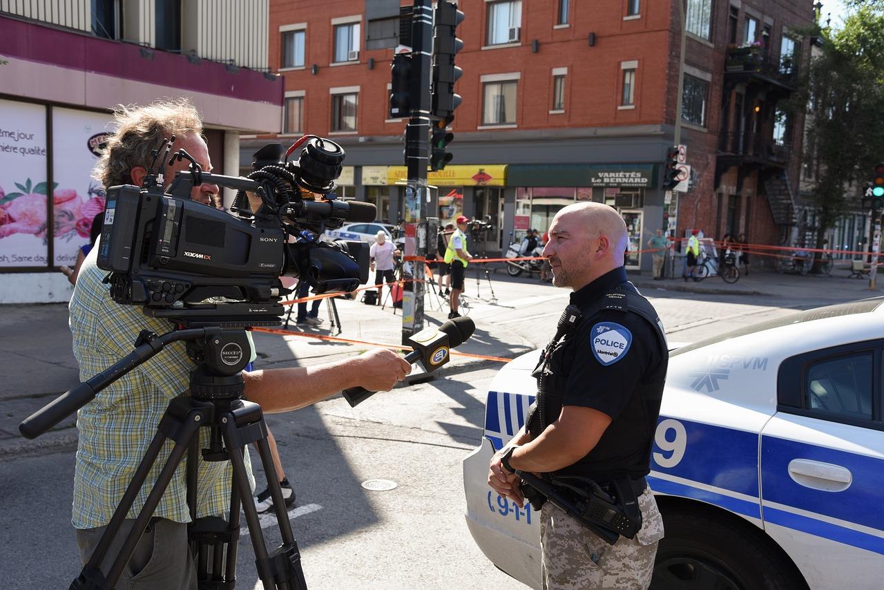 Interview d'un policier montréalais par un journaliste de télévision