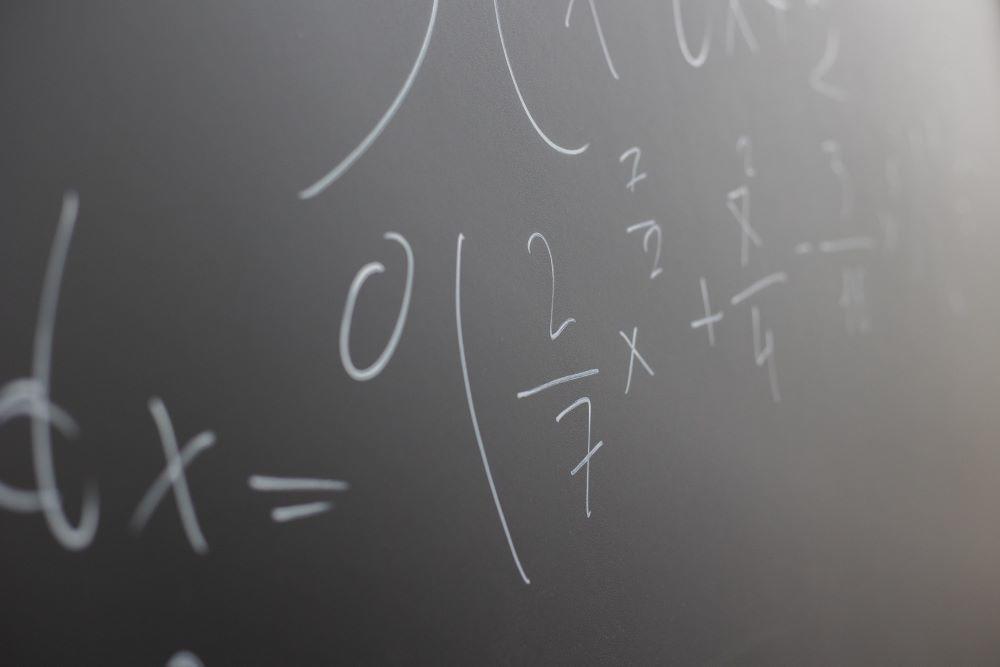 Tableau noir avec une équation écrite pour une leçon de mathématiques