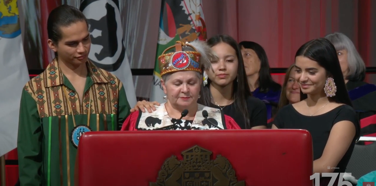 Claudette Commanda prononce son discours lors de la cérémonie de remise des diplômes.