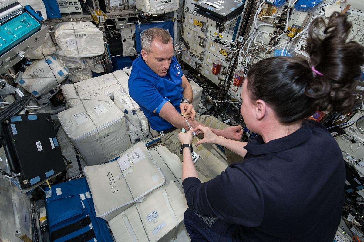 Le Dr David Saint-Jacques a subi une prise de sang à bord de la Station spatiale internationale dans le cadre du projet MARROW. 