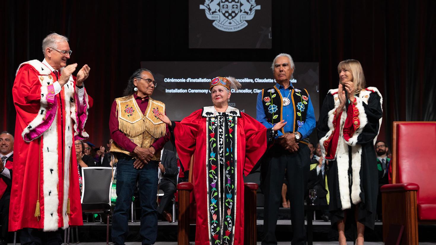 Claudette Commanda, chancelière de l'Université d'Ottawa, en robe de cérémonie, accepte les applaudissements.