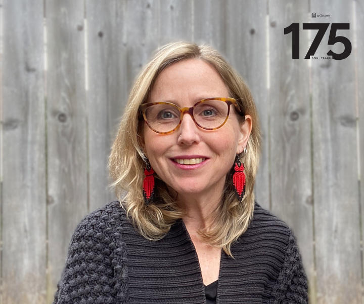 Lisa Howell, 175 ans, years uO logo