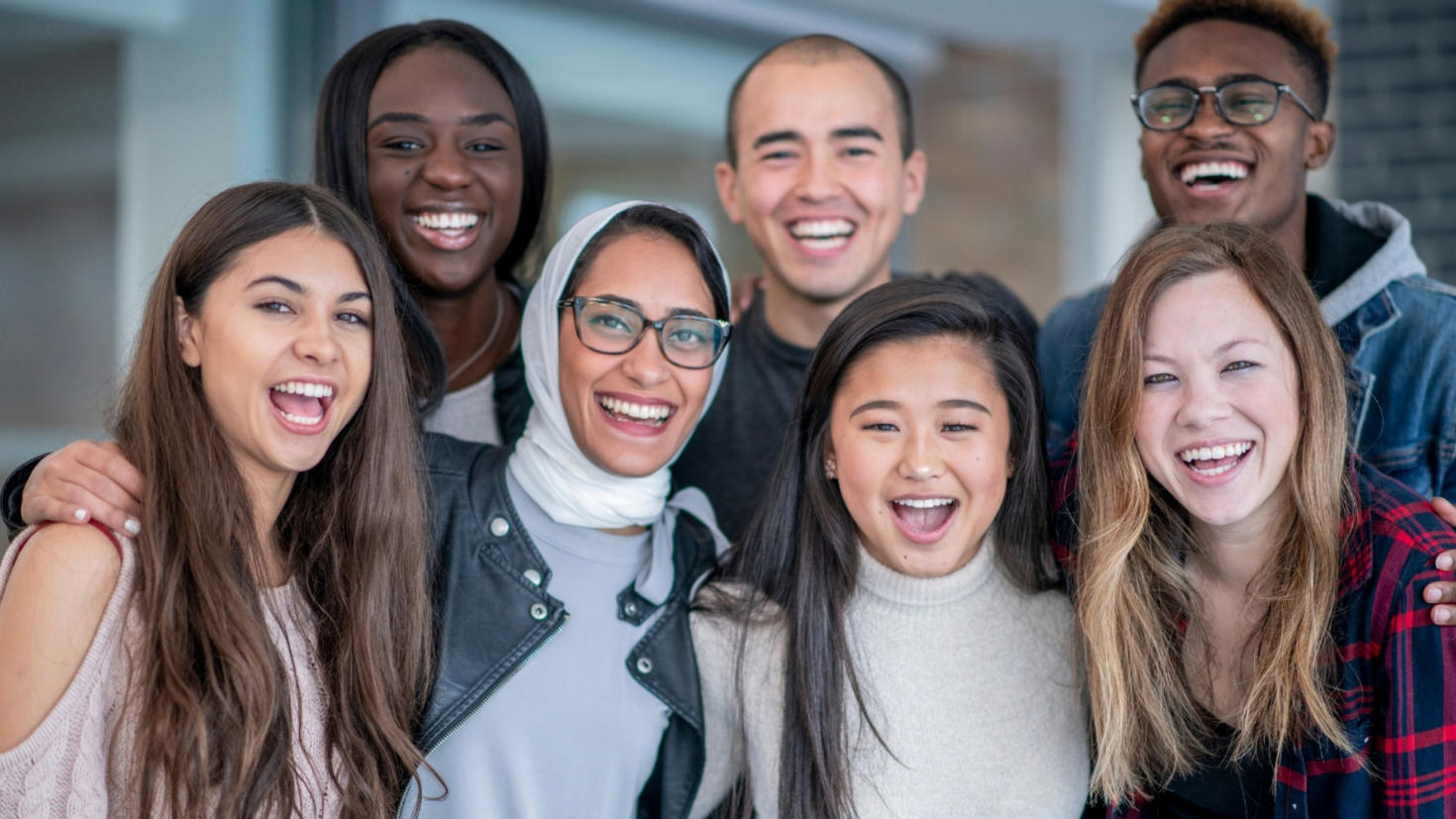 Communauté étudiante souriante 