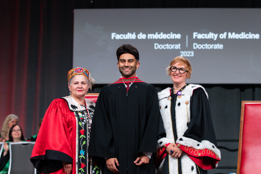 Faizan Khan (au centre), lauréat de la prestigieuse Médaille d'or du Gouverneur général, en compagnie de la chancelière Claudette Commanda (à gauche) et de la vice-présidente Jill Scott.