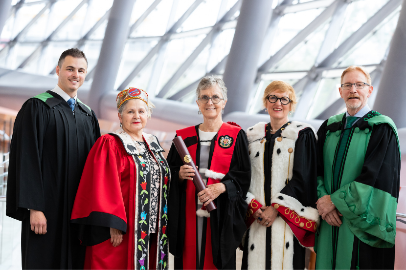 Picture of the 2023 MD class Valedictorian, chancellor, honorary doctorate recipient,uottawa provost and vice president, and the Dean of the Faculty of medicine 