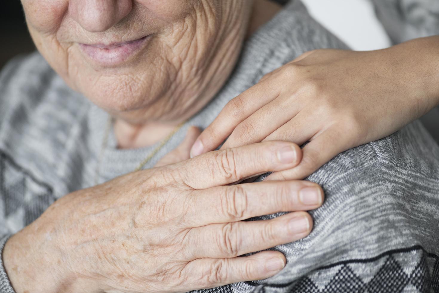 mains d'aide à une personne âgée