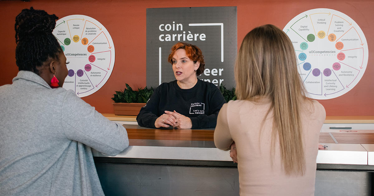 Employée parlant aux étudiantes à propos des uOcompétences