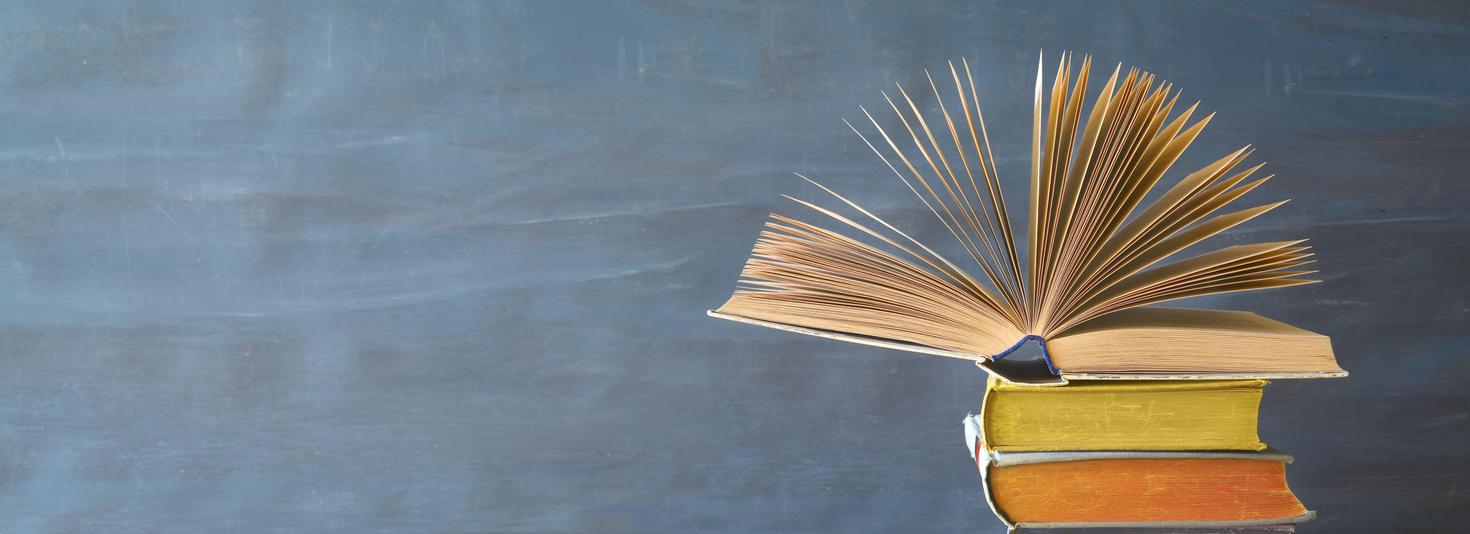 Livre ouvert sur le dessus de la pile de livres