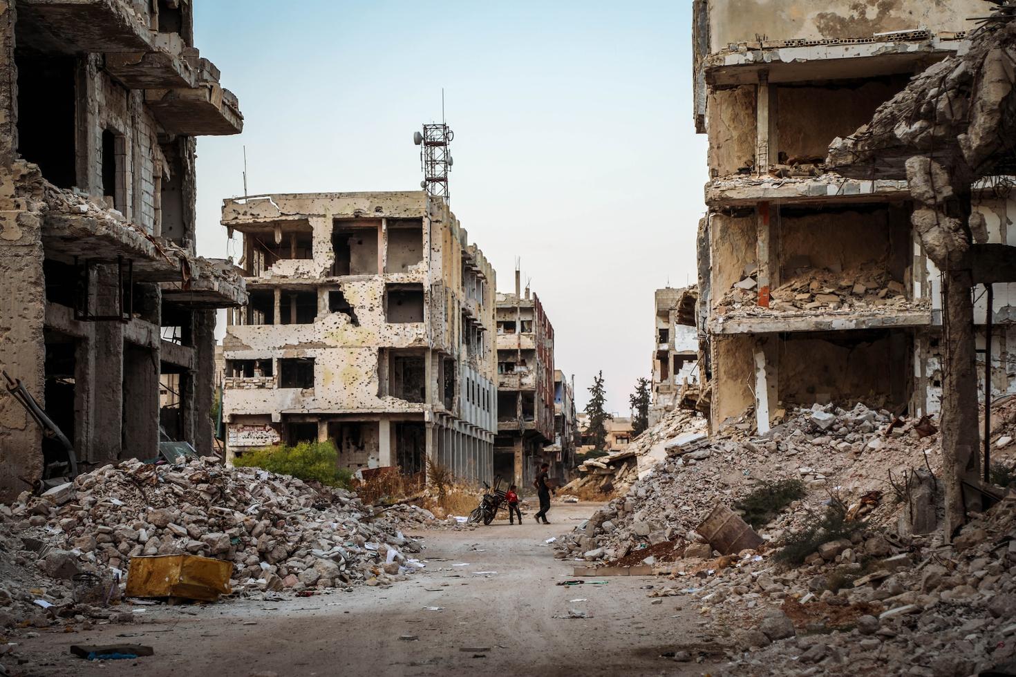 Père et enfant au milieu des ruines de Damas