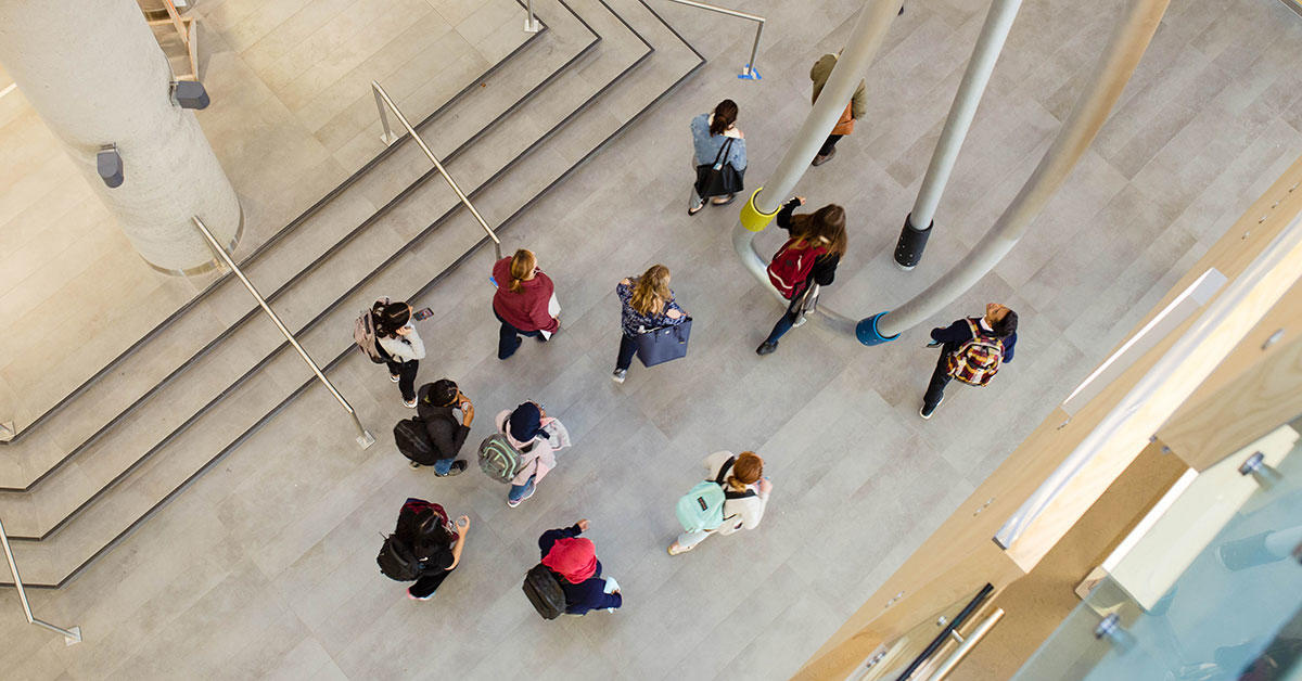 Vue en plongée d’un groupe d’étudiants qui marchent au Carrefour des apprentissages (CRX)