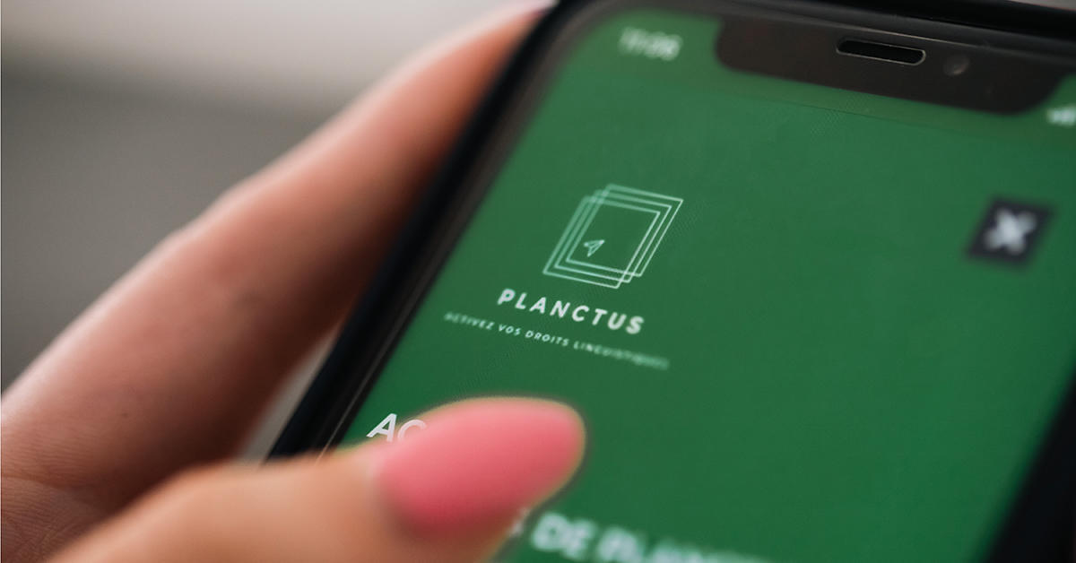 Site web d'accueil de planctus sur un téléphone intelligent