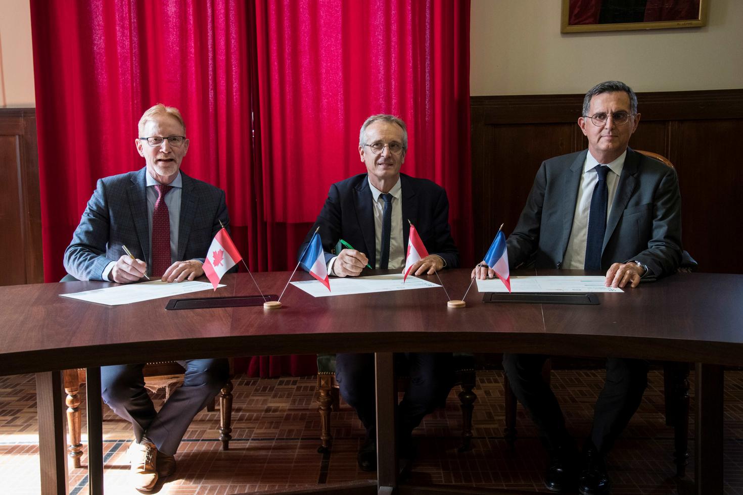 Signature de la Charte par Bernard Jasmin, Frédéric Fleury et Gilles Rode