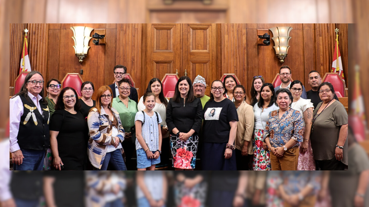 Groupe d'étudiants en droit autochtone au cour supreme avec l'Honorable juge O'Bonsawin