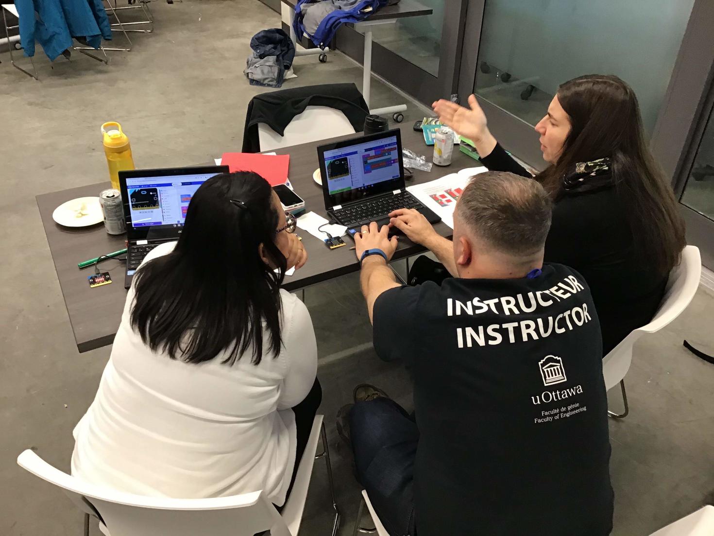 Teachers in a training session with a Faculty of Engineering outreach instructor.