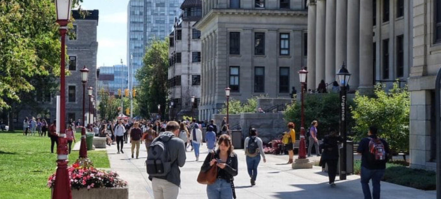 Étudiants marchant sur le campus.
