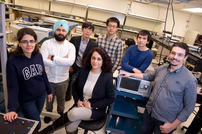 Groupe de spécialistes en informatique dans un laboratoire de l'Université d'Ottawa.