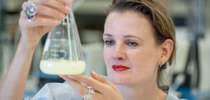 Elena Baranova étudie un bécher. 