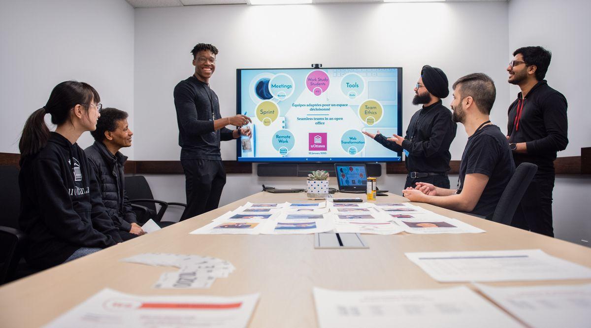 Un groupe d'employés travaillent dans une salle de réunion.
