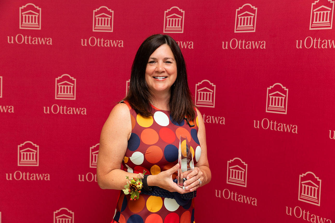 Michelle O'Bonsawin avec son prix