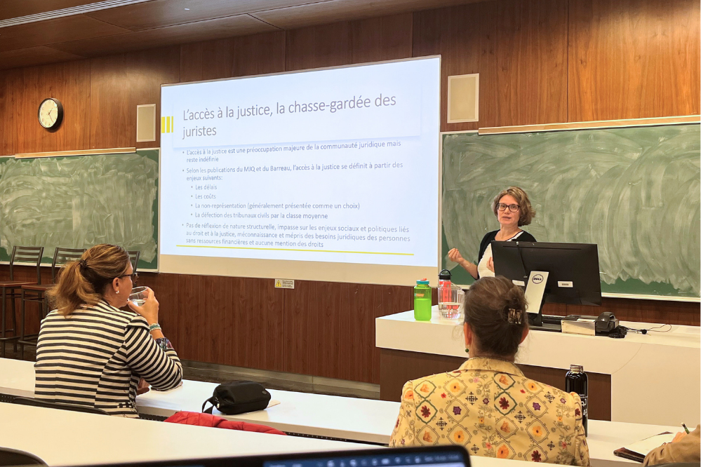 La professeure Emmanuelle Bernheim fait une présentation devant la classe