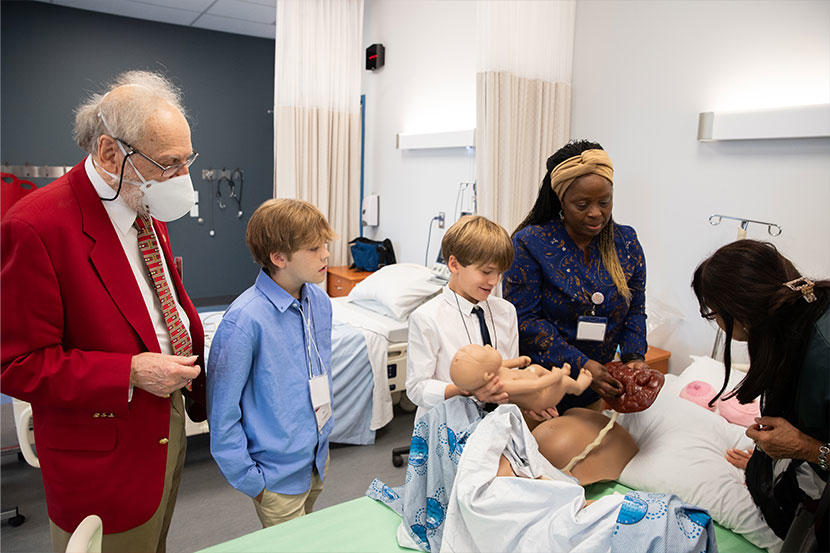 Démonstration de la naissance d'un bébé dans le Centre de simulation et de mentorat entre pairs en sciences infirmières Louise McEntyre West. 
