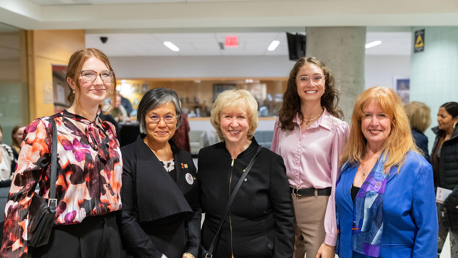 La très honorable Kim Campbell en compagnie de Talia Chung, bibliothécaire en chef de l'Université d'Ottawa, et d'autres participants à l'événement.