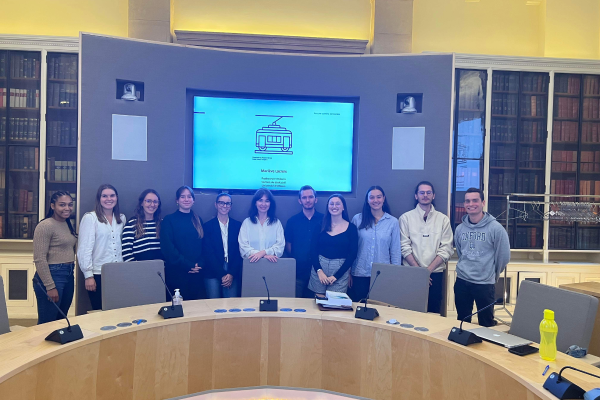 cinq (5) étudiant(e)s lyonnais(e)s