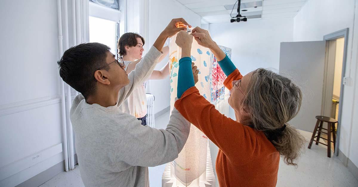 Jennifer Macklem, Willem Deisinger et Devansh Shah travaillent sur leur installation artistique