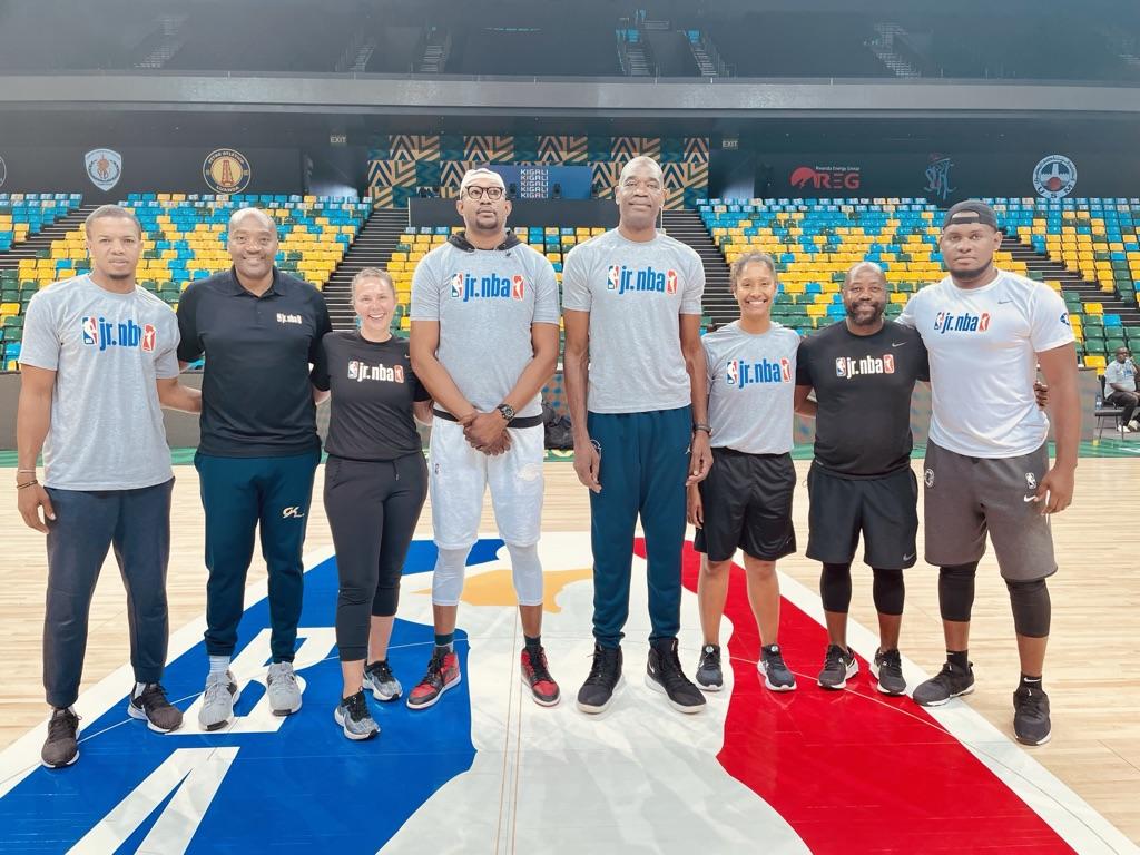 Smyth avec DJ Mbenga et Dikembe Mutombo des légendes africaines de la NBA, la légende de la WNBA Mery Andrade et le personnel des opérations de basket-ball de la NBA Afrique à Kigali au Rwanda en 2022 après la prestation d'une clinique Jr. NBA pour les jeunes lors de la finale de la Basketball Africa League.