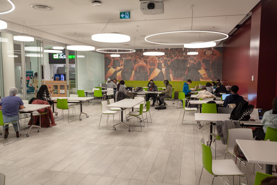Salle d'étude et cafétéria du pavillon Lamoureux.