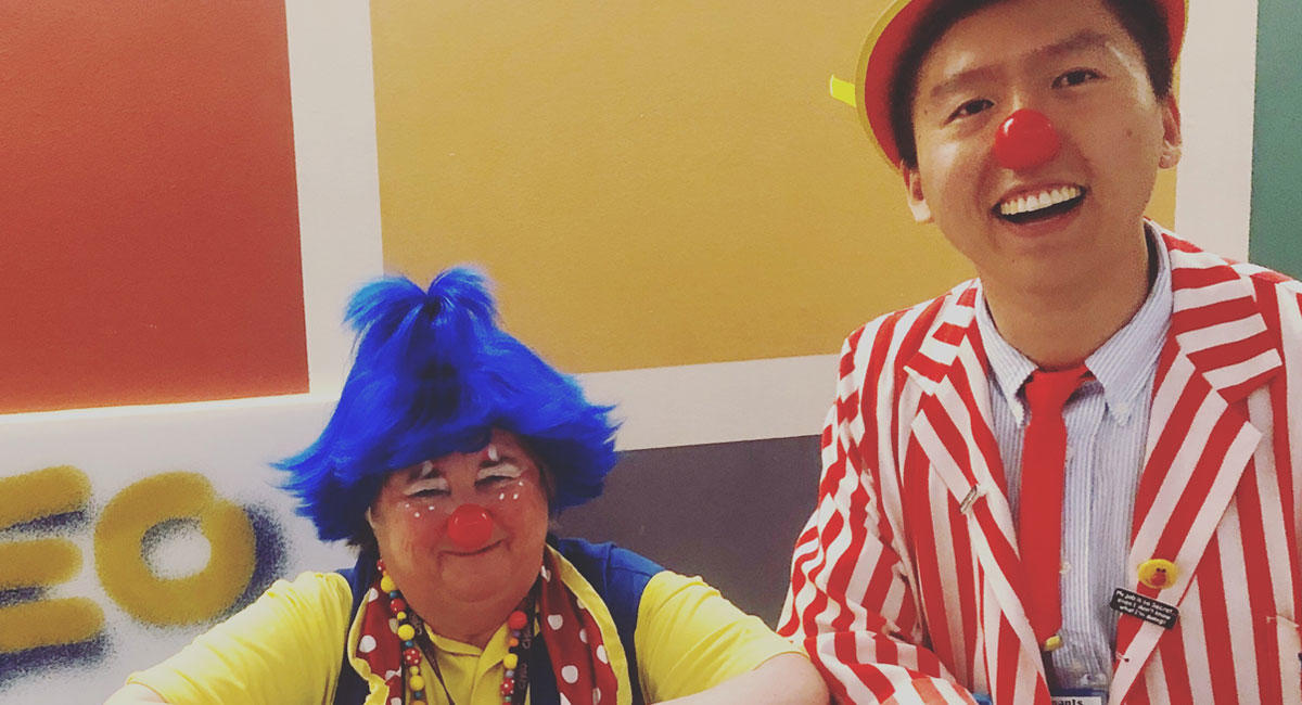 Yipeng Ge alors qu’il était apprenti du clown thérapeutique Mollypenny au CHEO.